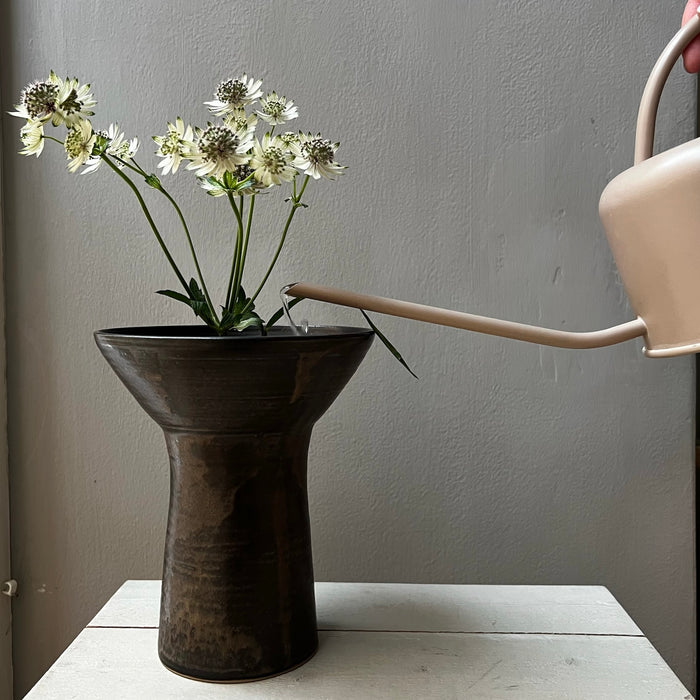Bowl-shaped vase, brown