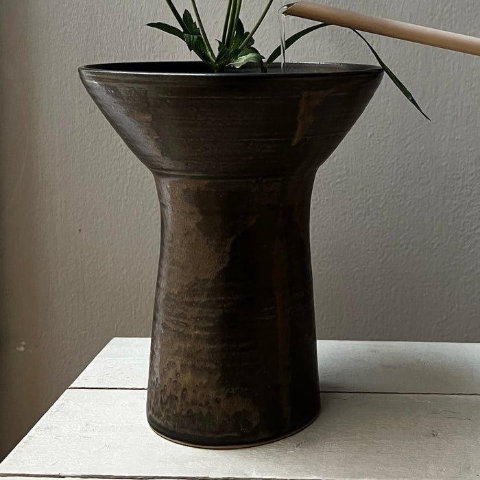 Bowl-shaped vase, brown