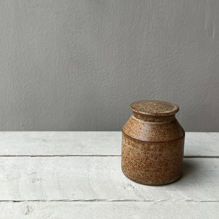 Rostbrun burk med lock