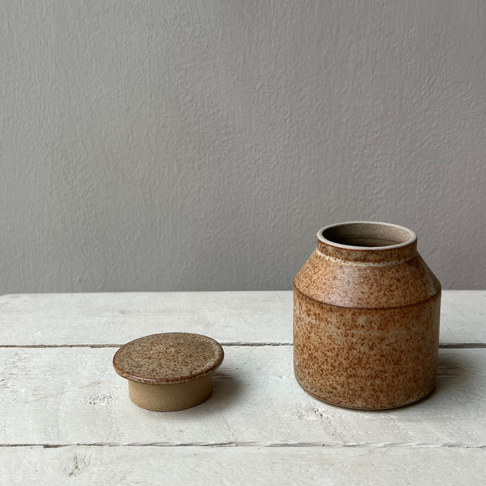 Rostbrun burk med lock