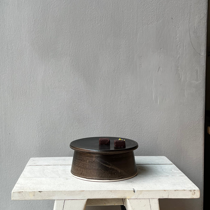 Cake stand, dark brown