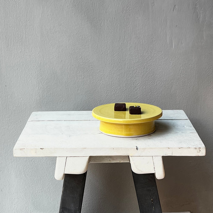 Cake stand, yellow