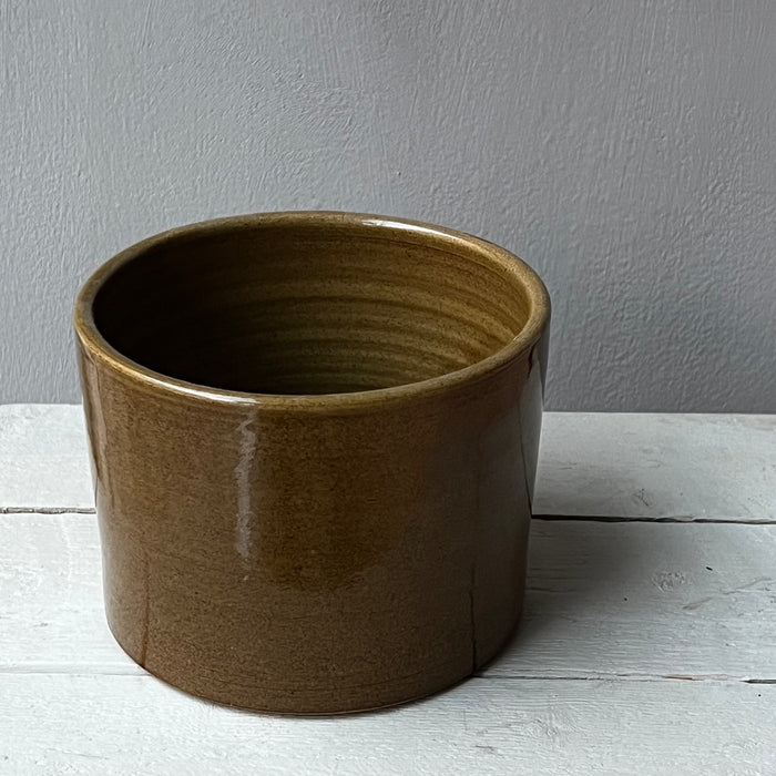 Pot, ochre
